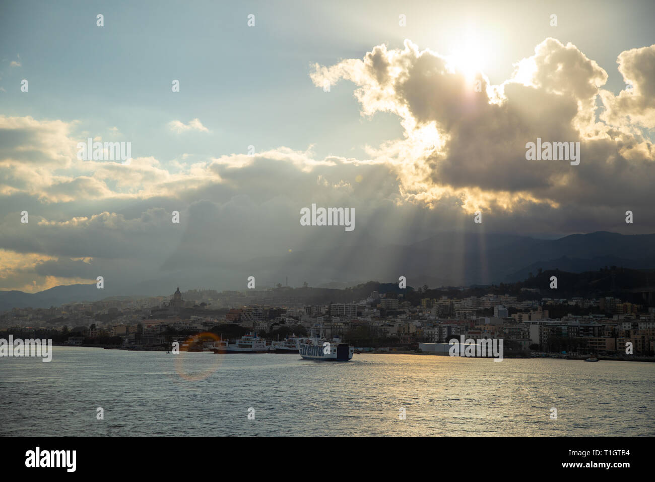 Bellissima vista della città e del porto di Messina dal traghetto, Sicilia, Italia Foto Stock