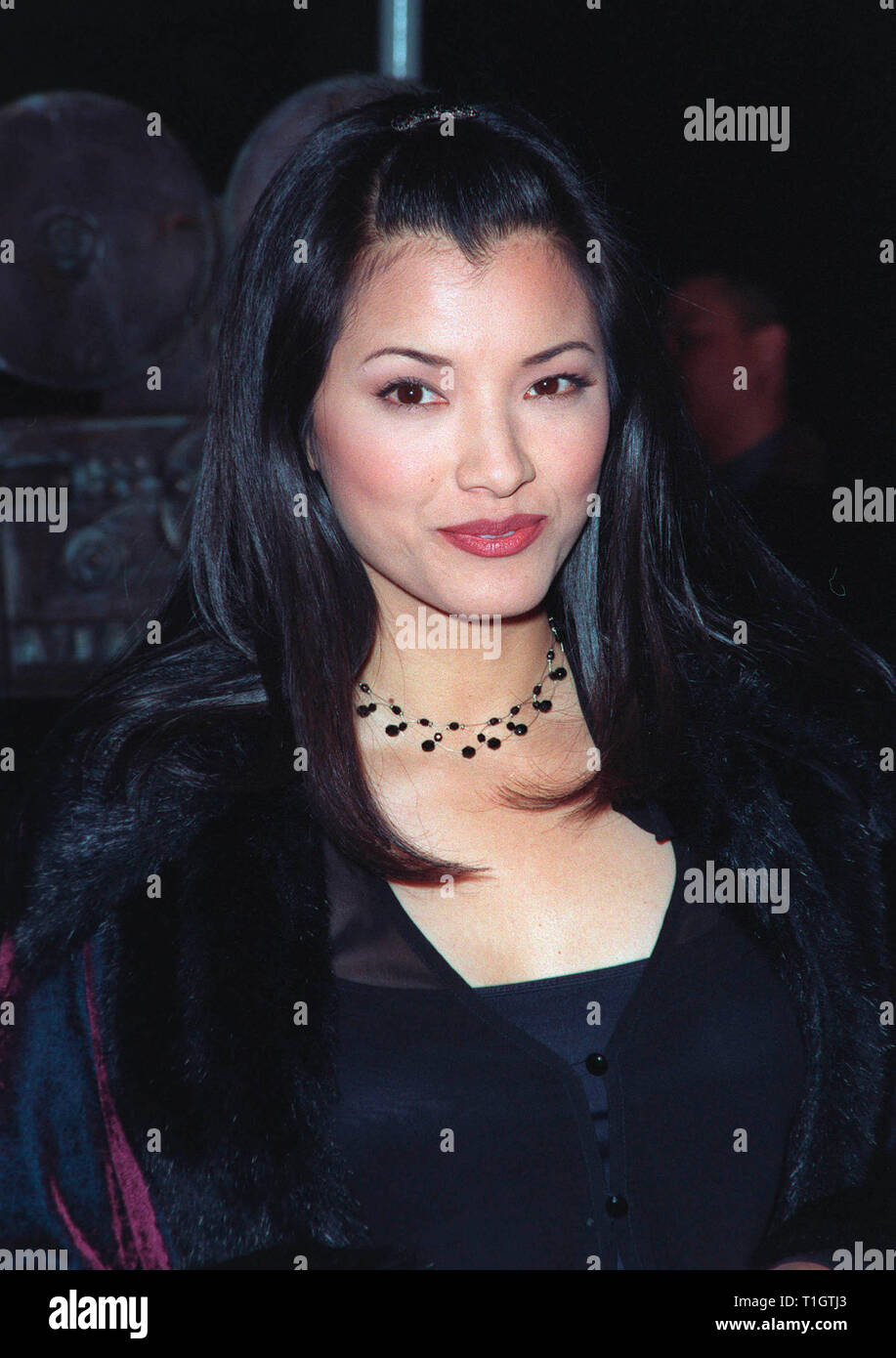 LOS ANGELES, CA - Febbraio 12, 1999: 'Martial diritto' star Kelly HU presso il Los Angeles premiere di 'Jawbreaker.' © Paul Smith / Featureflash Foto Stock