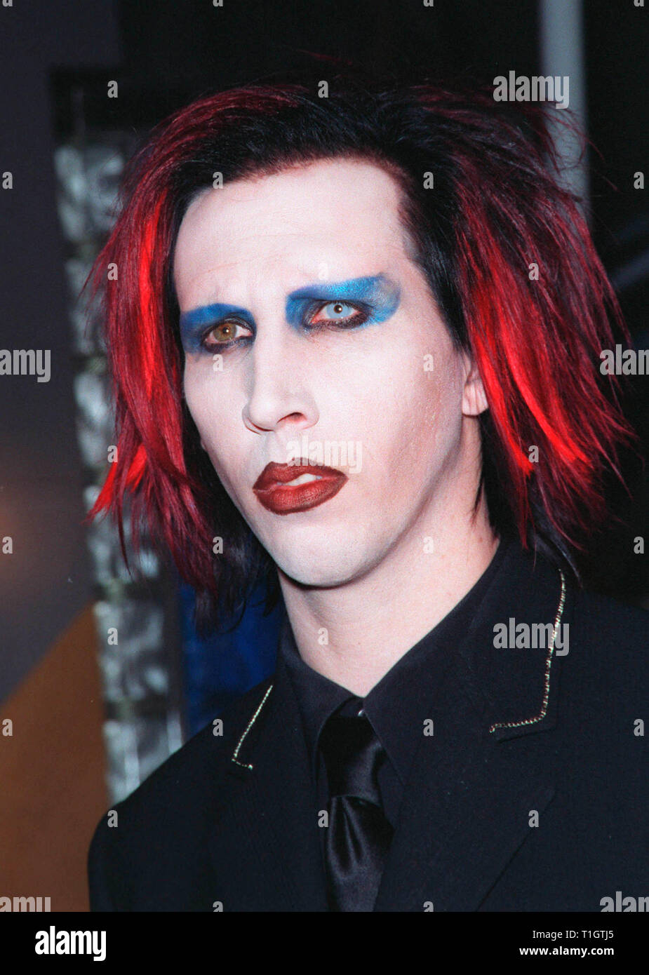 LOS ANGELES, CA - Febbraio 11, 1999: rock star Marilyn Manson presso il Los Angeles premiere della fidanzata Rose McGowan è di nuovo film 'Jawbreaker.' © Paul Smith / Featureflash Foto Stock