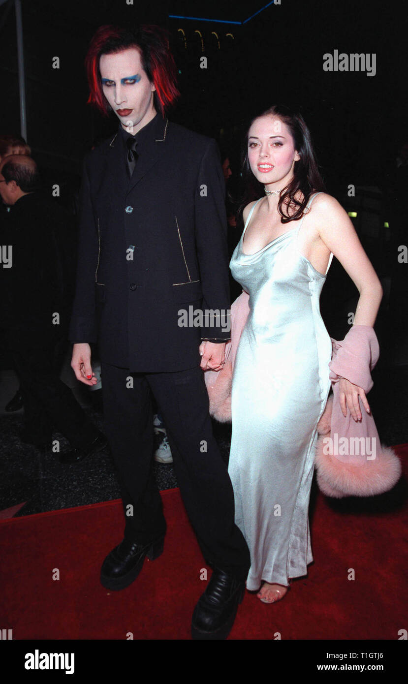 LOS ANGELES, CA - Febbraio 11, 1999: attrice ROSE McGOWAN & rock star fidanzato Marilyn Manson presso il Los Angeles premiere del suo nuovo film 'Jawbreaker.' © Paul Smith / Featureflash Foto Stock