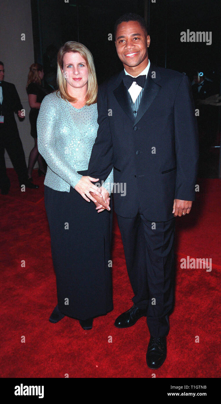 LOS ANGELES, CA - 18 Febbraio 1999: Attore Cuba Gooding JR. E mia moglie Sarah presso l'American Film Institute Life Achievement Award omaggio a Dustin Hoffman. © Paul Smith / Featureflash Foto Stock