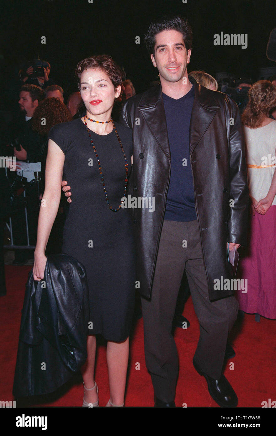 LOS ANGELES, CA - Febbraio 25, 1999: 'Amici' star David Schwimmer & attrice ragazza MILLI AVITAL alla premiere di 'Cruel Intentions' a Los Angeles. © Paul Smith / Featureflash Foto Stock