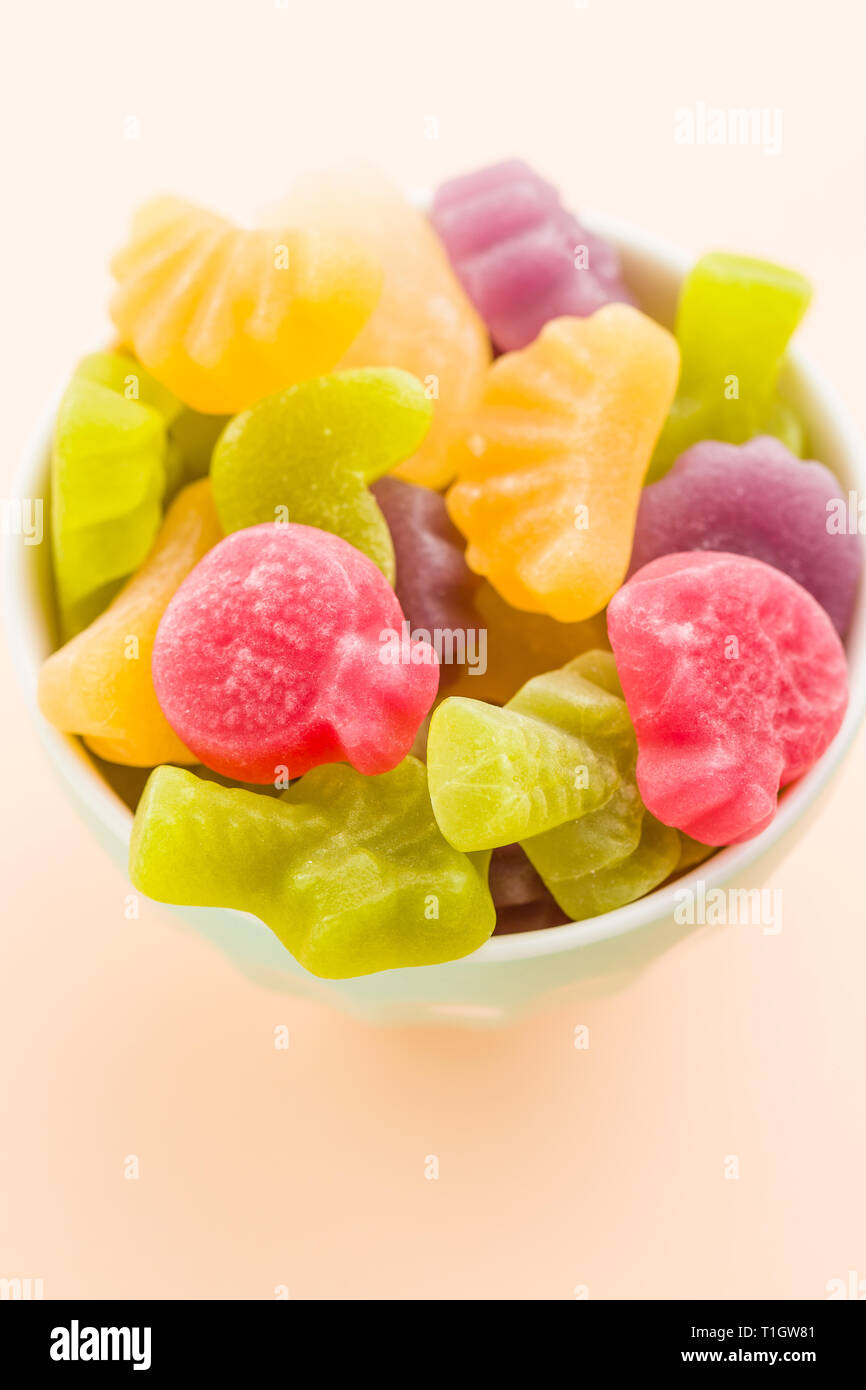 Gelatine di frutta caramelle in vaso su sfondo colorato. Foto Stock