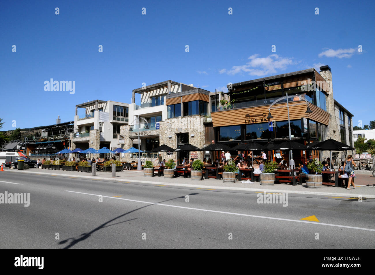 Ardmore Street, la strada principale per i caffè, i ristoranti e la vita notturna in Nuova Zelanda South Island Resort città di Wanaka. Foto Stock