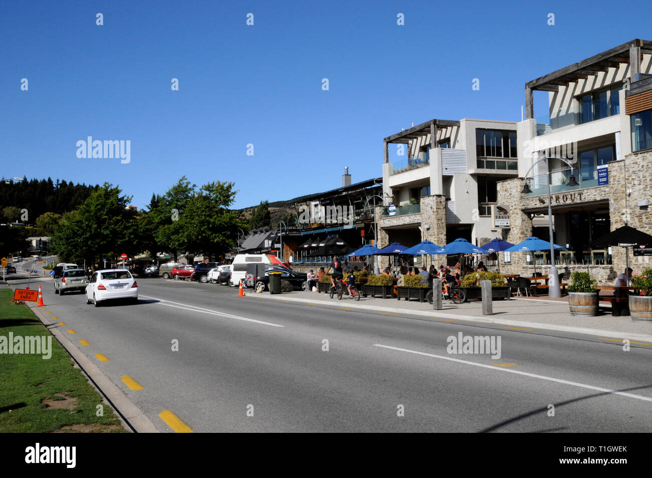 Ardmore Street, la strada principale per i caffè, i ristoranti e la vita notturna in Nuova Zelanda South Island Resort città di Wanaka. Foto Stock