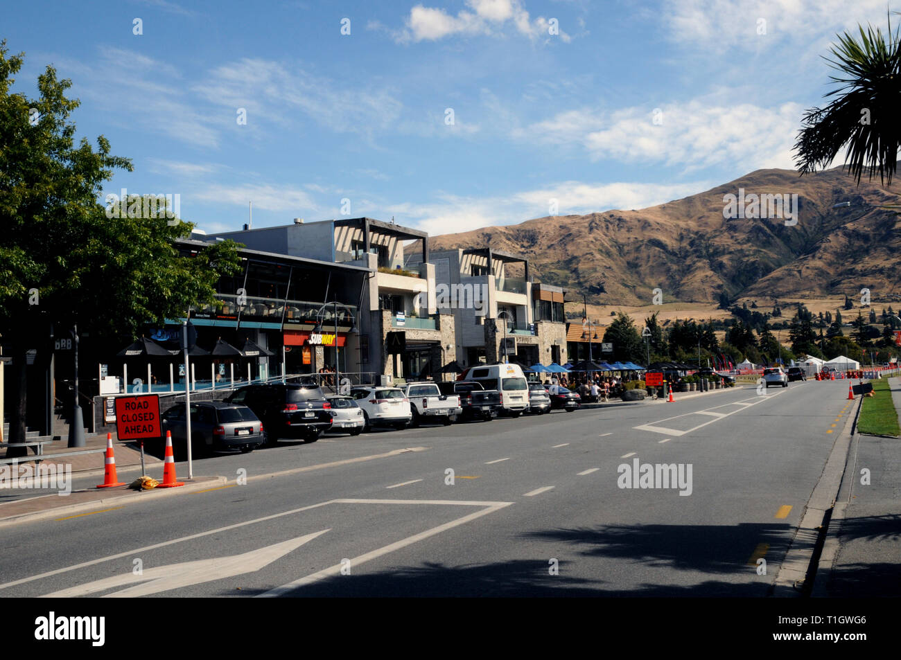 Ardmore Street, la strada principale per i caffè, i ristoranti e la vita notturna in Nuova Zelanda South Island Resort città di Wanaka. Foto Stock