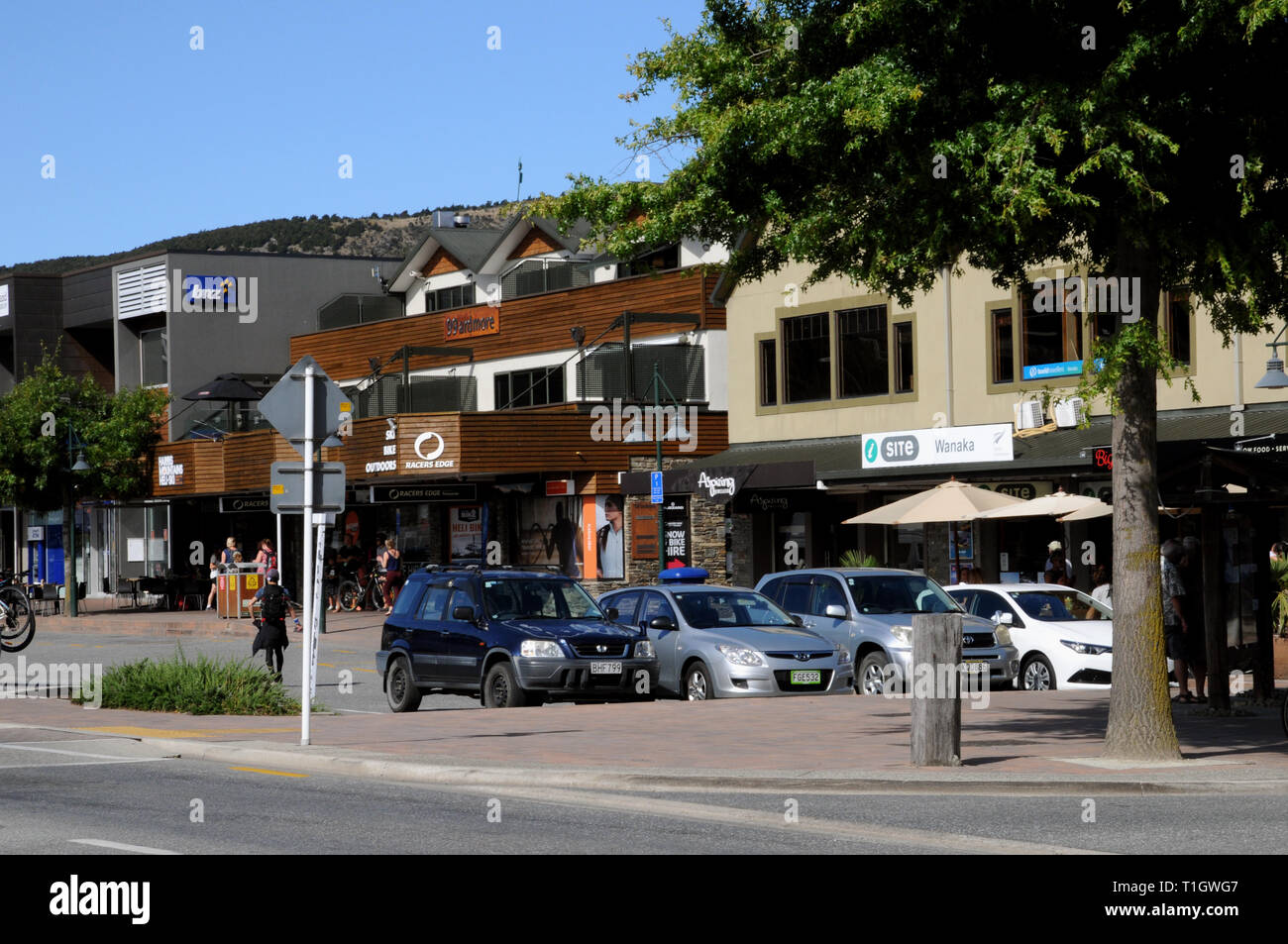 Ardmore Street, la strada principale per i caffè, i ristoranti e la vita notturna in Nuova Zelanda South Island Resort città di Wanaka. Foto Stock