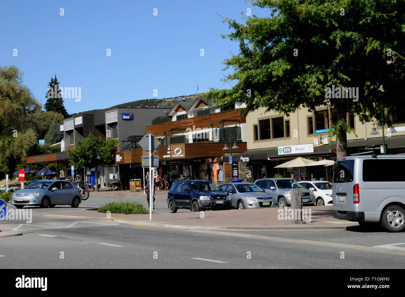 Ardmore Street, la strada principale per i caffè, i ristoranti e la vita notturna in Nuova Zelanda South Island Resort città di Wanaka. Foto Stock