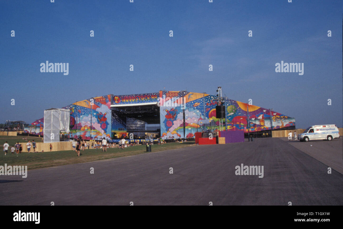 Un ampio angolo di foto mostra tutta la fase imposta fino a Woodstock 99 in Roma, New York. Foto Stock
