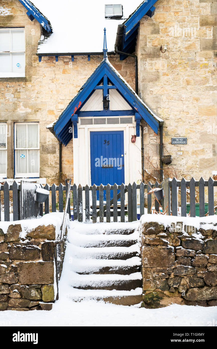 La vecchia scuola casa di villaggio Leadhills nelle prime ore del mattino la neve. Scotlands secondo villaggio più alto. South Lanarkshire, Scozia Foto Stock