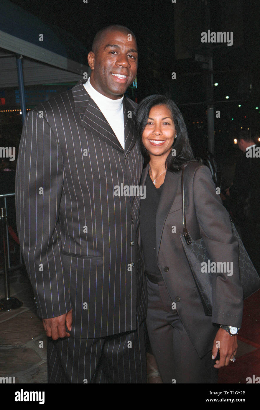 LOS ANGELES, CA - 14 Aprile 1999: l'ex stella del basket EARVIN 'Magia' JOHNSON & moglie COOKIE JOHNSON presso il world premiere a Los Angeles di "vita" che stelle Eddie Murphy & Martin Lawrence. © Paul Smith / Featureflash Foto Stock