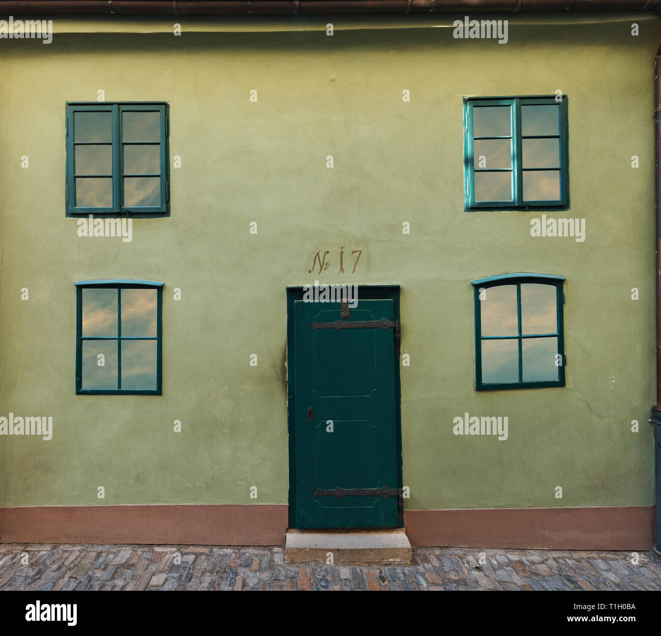 Piccola casa su Golden Lane nel Castello di Praga Foto Stock