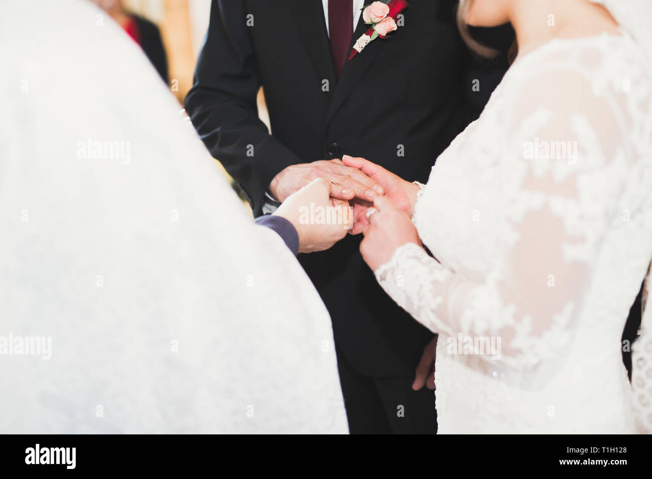 Sposa e lo sposo scambiare gli anelli di nozze. Elegante giovane cerimonia ufficiale. Foto Stock