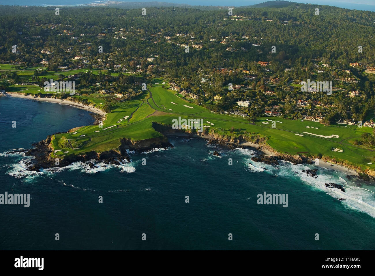 Xxi marzo, 2019 Pebble Beach, California, Stati Uniti d'America veduta aerea l'iconica Pebble Beach Golf lLinks - luogo ideale per il 2019 US Open di golf ia Foto Stock