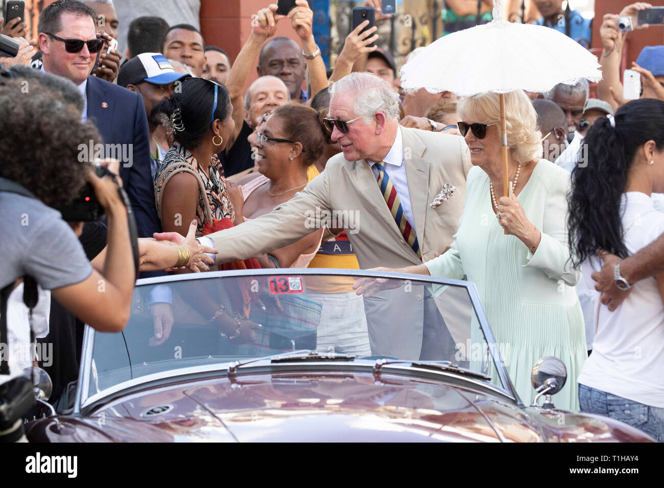 Il Principe di Galles e la duchessa di Cornovaglia frequentare un British Classic Car evento in John Lennon Square, Havana, Cuba, come parte di un viaggio storico che celebra i legami culturali tra il Regno Unito e la stato comunista. Foto Stock