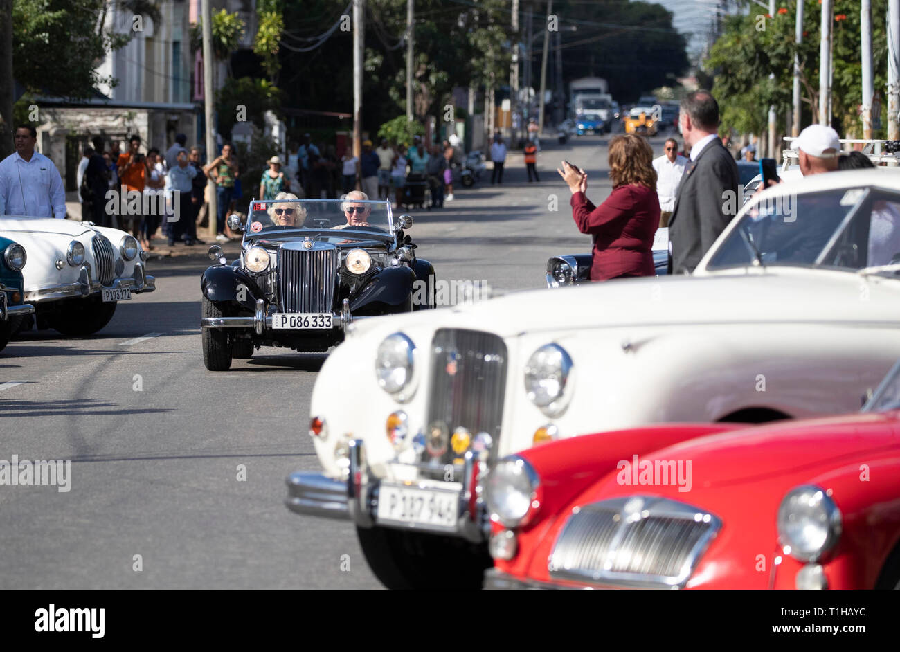 Il Principe di Galles e la duchessa di Cornovaglia frequentare un British Classic Car evento in John Lennon Square, Havana, Cuba, come parte di un viaggio storico che celebra i legami culturali tra il Regno Unito e la stato comunista. Foto Stock