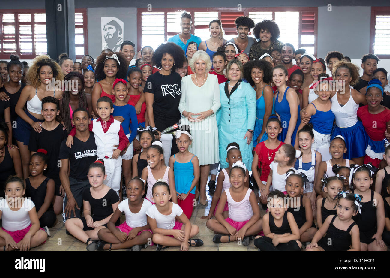 La duchessa di Cornovaglia (centro) durante una visita a una comunità balli di gruppo, a l'Avana, Cuba, come parte di un viaggio storico che celebra i legami culturali tra il Regno Unito e la stato comunista. Foto Stock