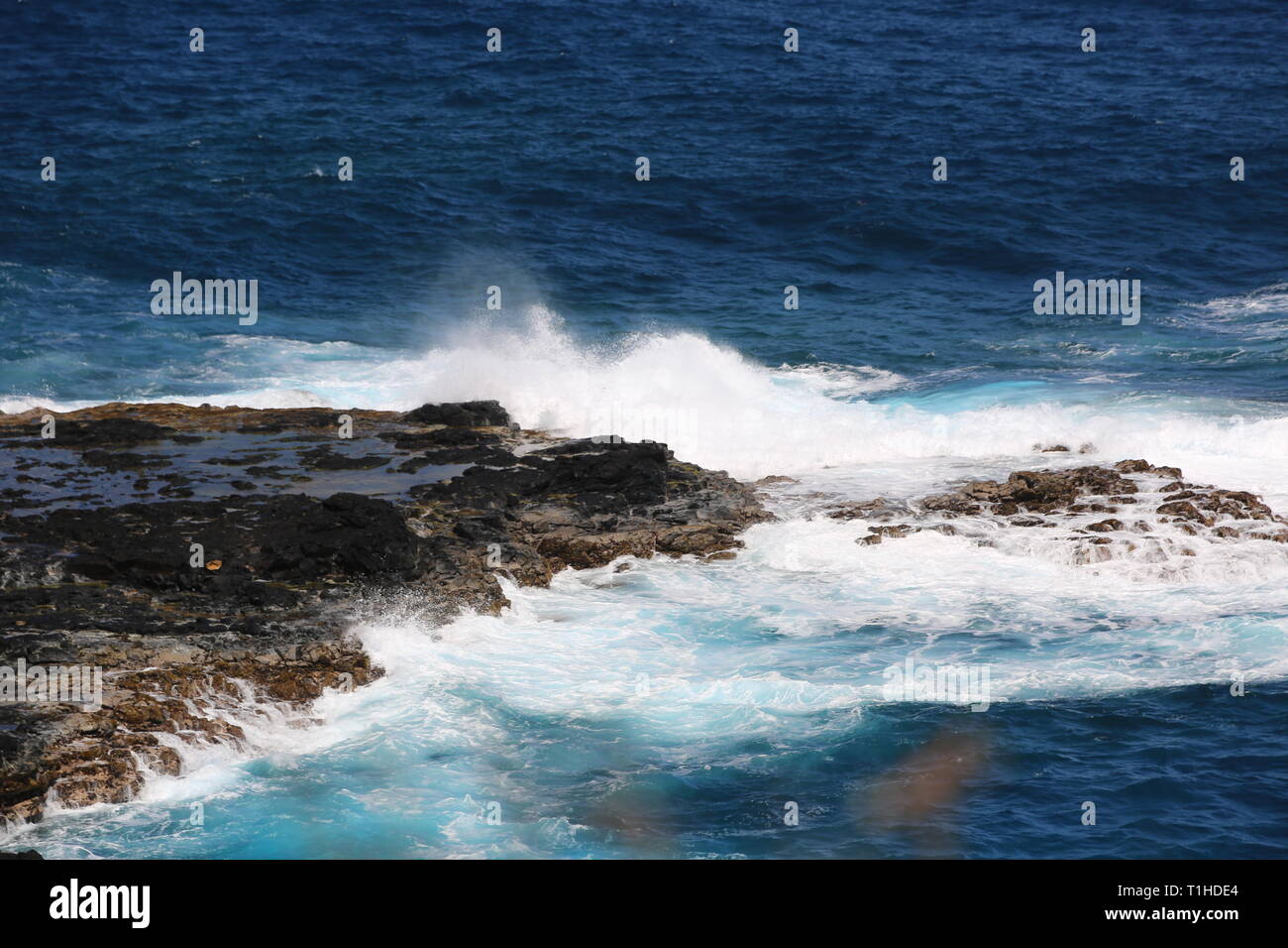 Oceano Pacifico Che Si Schiantano sulle rocce Foto Stock