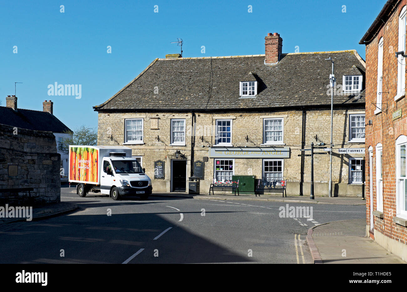 Sainsbury's consegna van, George & Angelo pub, Crowland, Lincolnshire, England Regno Unito Foto Stock