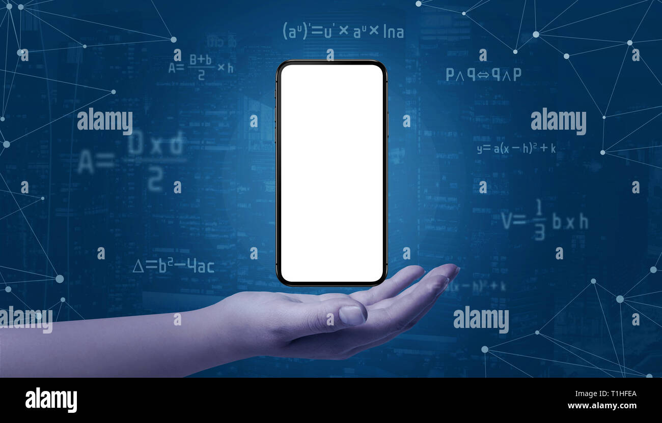 Tenere in mano moderne smart phone con schermo isolato per mockup, circondato con formule matematiche e thread di rete. Foto Stock