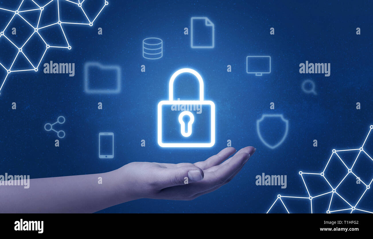 Lucchetto di sicurezza in mano circondato con servizi internet icone e thread di rete. Foto Stock