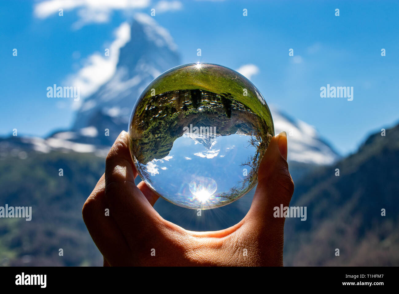 Palla di vetro - sfera di cristallo Cervino Foto stock - Alamy