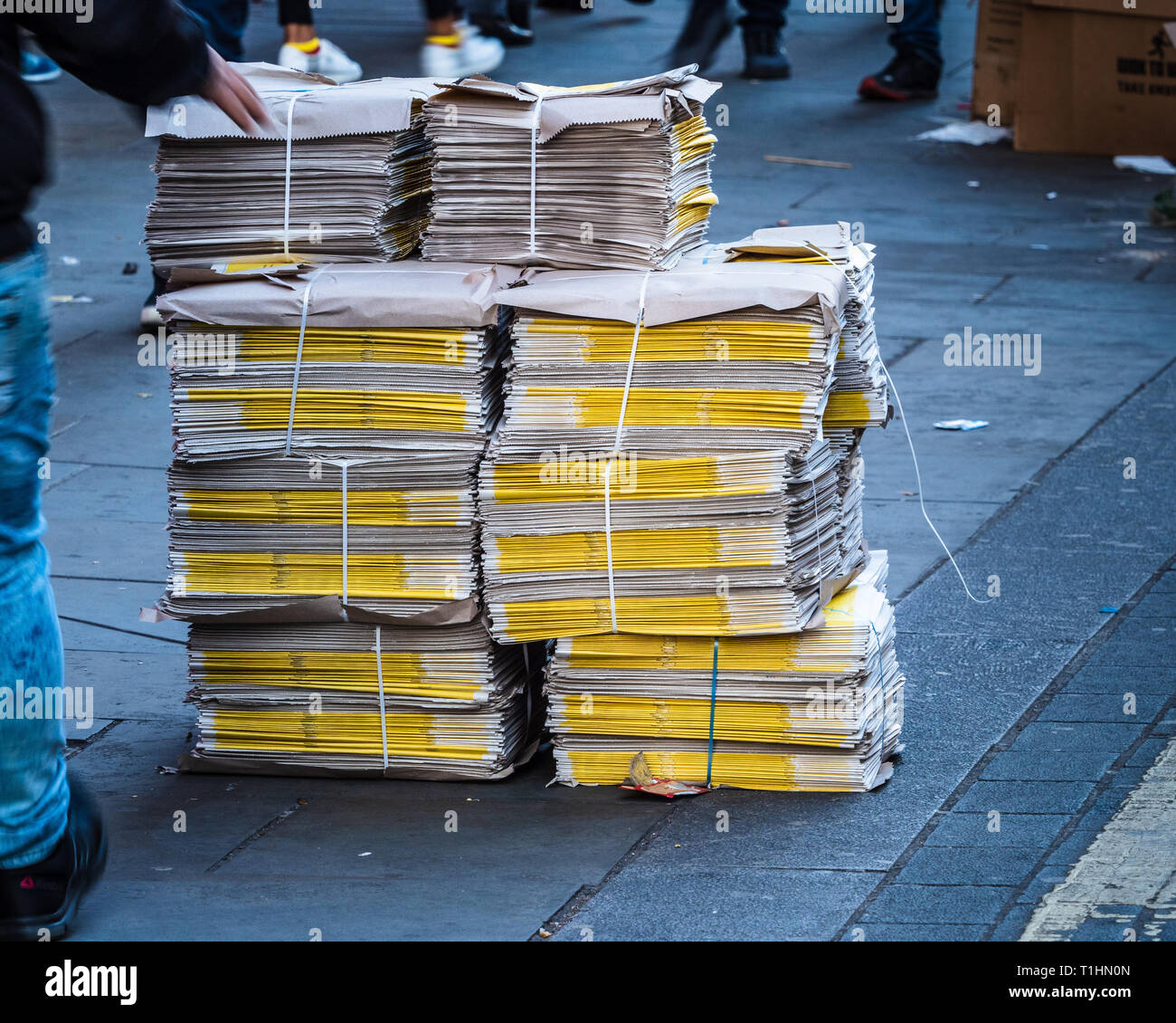 Quotidiani Standard serali in dotazione per la distribuzione a Londra. Mucchio di quotidiani. Pila di quotidiani Foto Stock