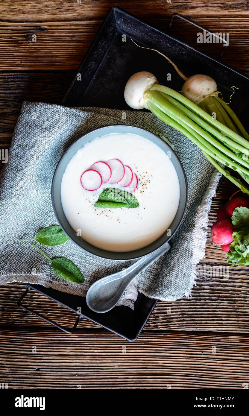 Nutriente cremosa zuppa di rafano in una coppa in ceramica Foto Stock
