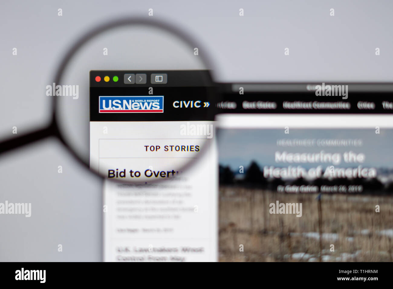 Notizie dei media di noi News website homepage. Noi News logo visibile attraverso una lente di ingrandimento. Foto Stock