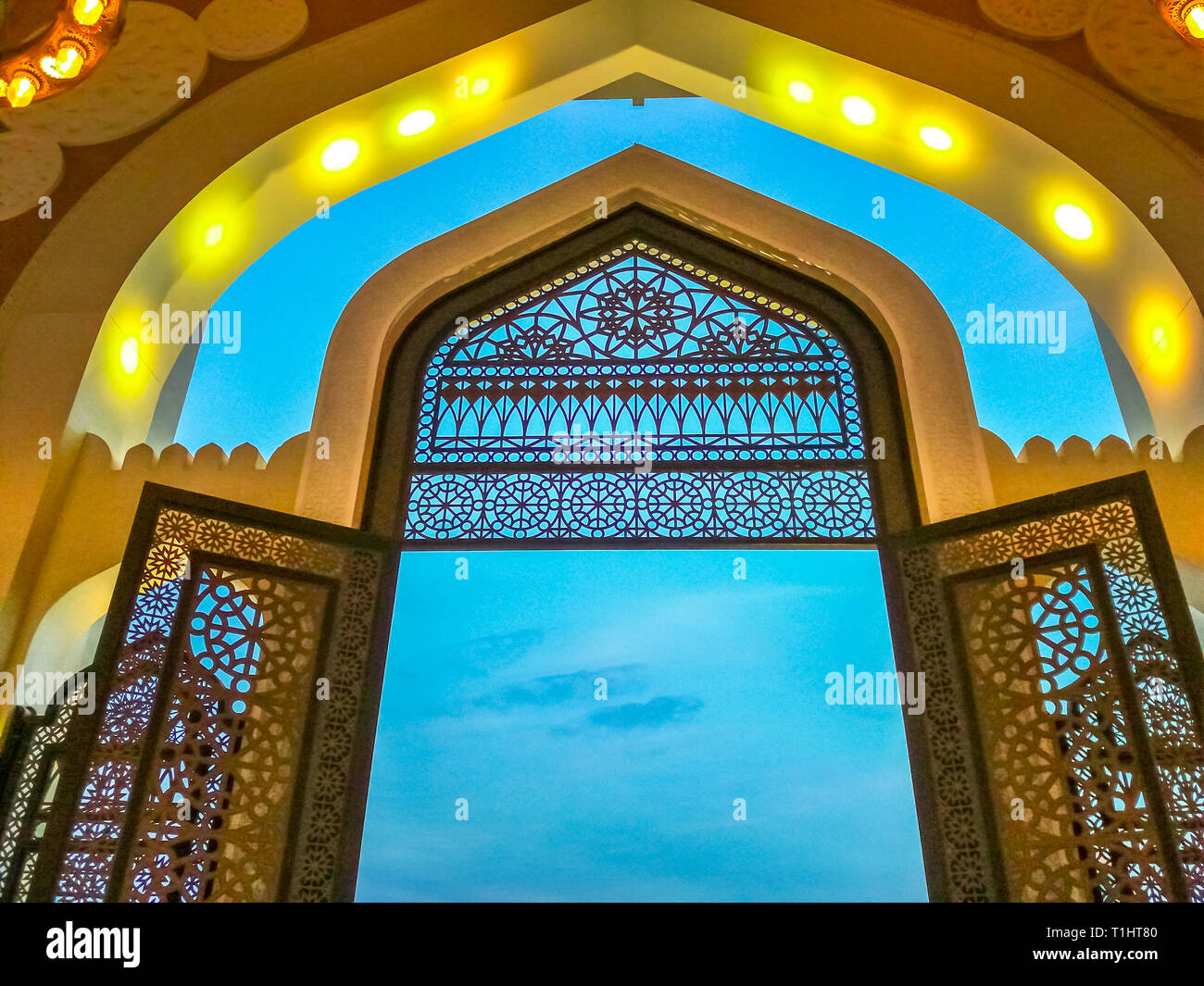 Decorate cancello di ingresso della Grande Moschea di West Bay Area, Doha in Qatar. Lo Stato del Qatar moschea in stile arabo, Medio Oriente e penisola arabica. Cielo di sera Foto Stock