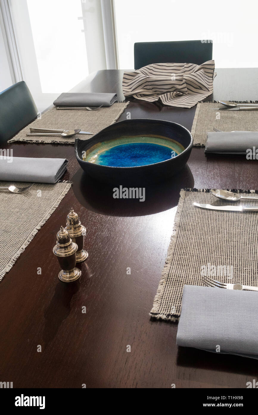 Elegante e moderno tavolo da pranzo insieme per un pasto, STATI UNITI D'AMERICA Foto Stock
