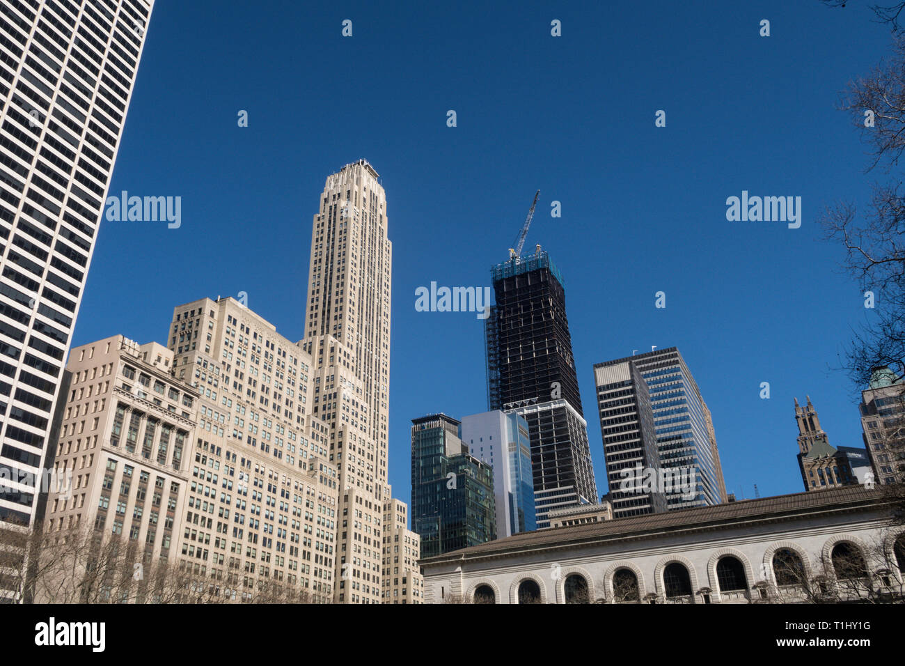 Midtown Manhattan grattacieli dal Bryant Park di New York City, Stati Uniti d'America Foto Stock