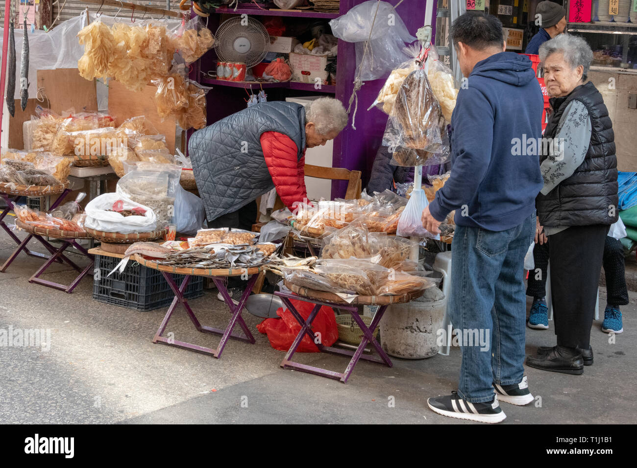 Pesce essiccato di stallo di mercato, Kowloon. Foto Stock
