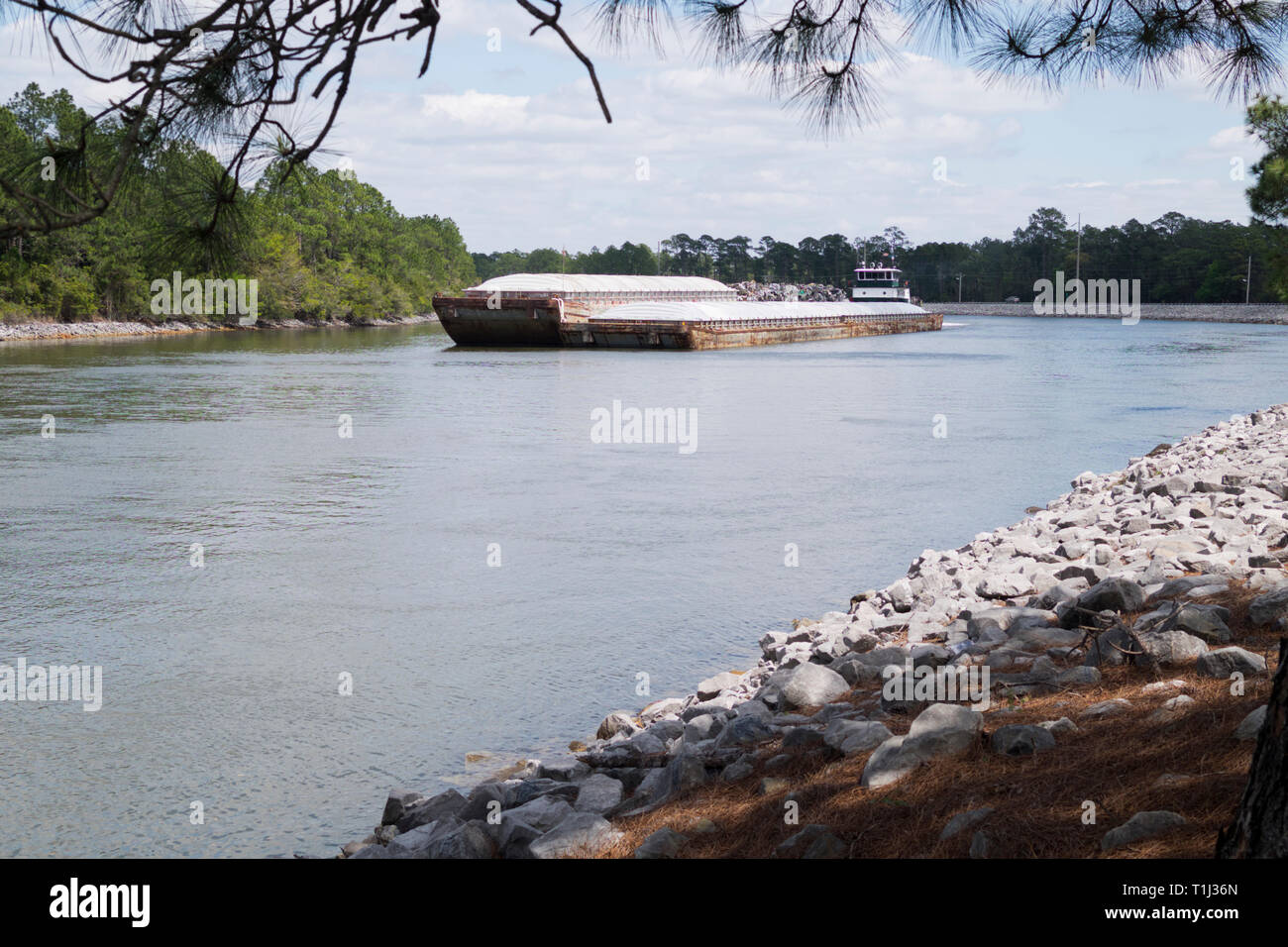 Westbound traffico chiatta sulla Intracoastal Waterway a Orange Beach, Alabama, Stati Uniti d'America. Foto Stock