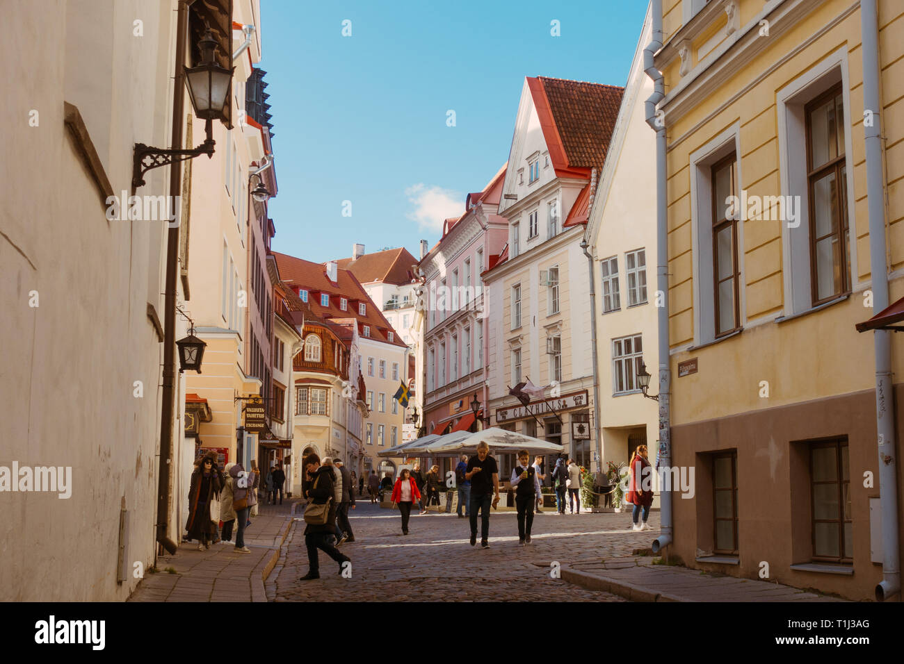 I turisti a piedi attraverso le strade della Città Vecchia di Tallinn, Estonia Foto Stock