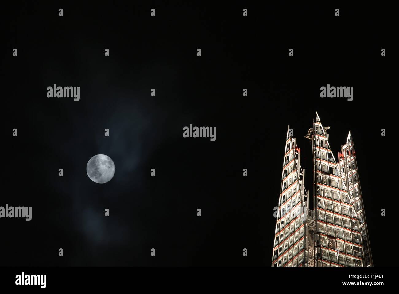 Marzo 2019 Luna del Super Worm splende a Londra Shard edificio nel cielo in una notte fredda Foto Stock