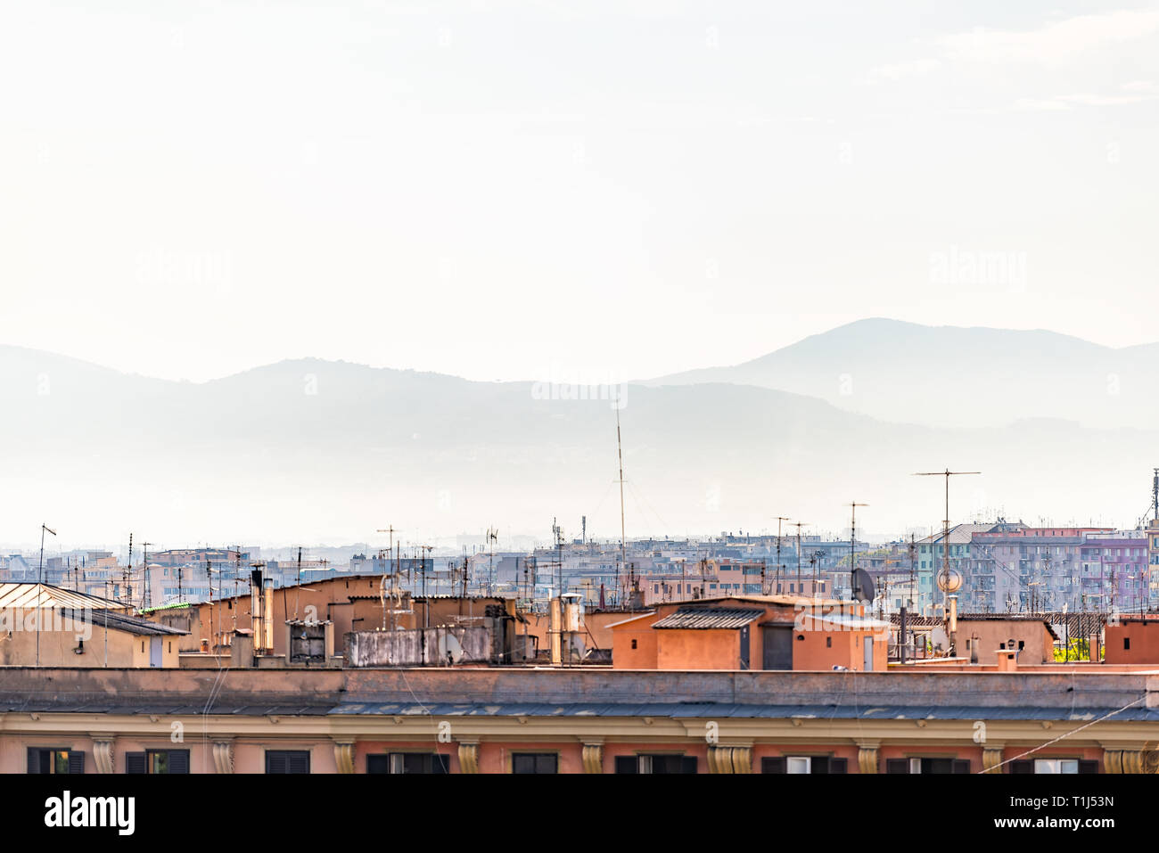 Roma, Italia città con cityscape skyline elevato angolo vista aerea di urbano appartamento sui tetti di edifici e montagne Foto Stock