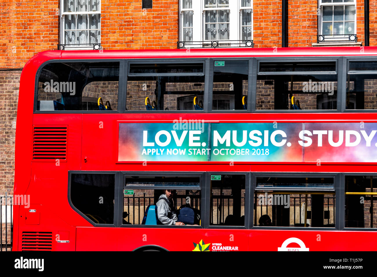 London, Regno Unito - 21 Giugno 2018: primo piano della red double decker bus sulla strada win centro di città con pubblicità segno per amore music studio Foto Stock