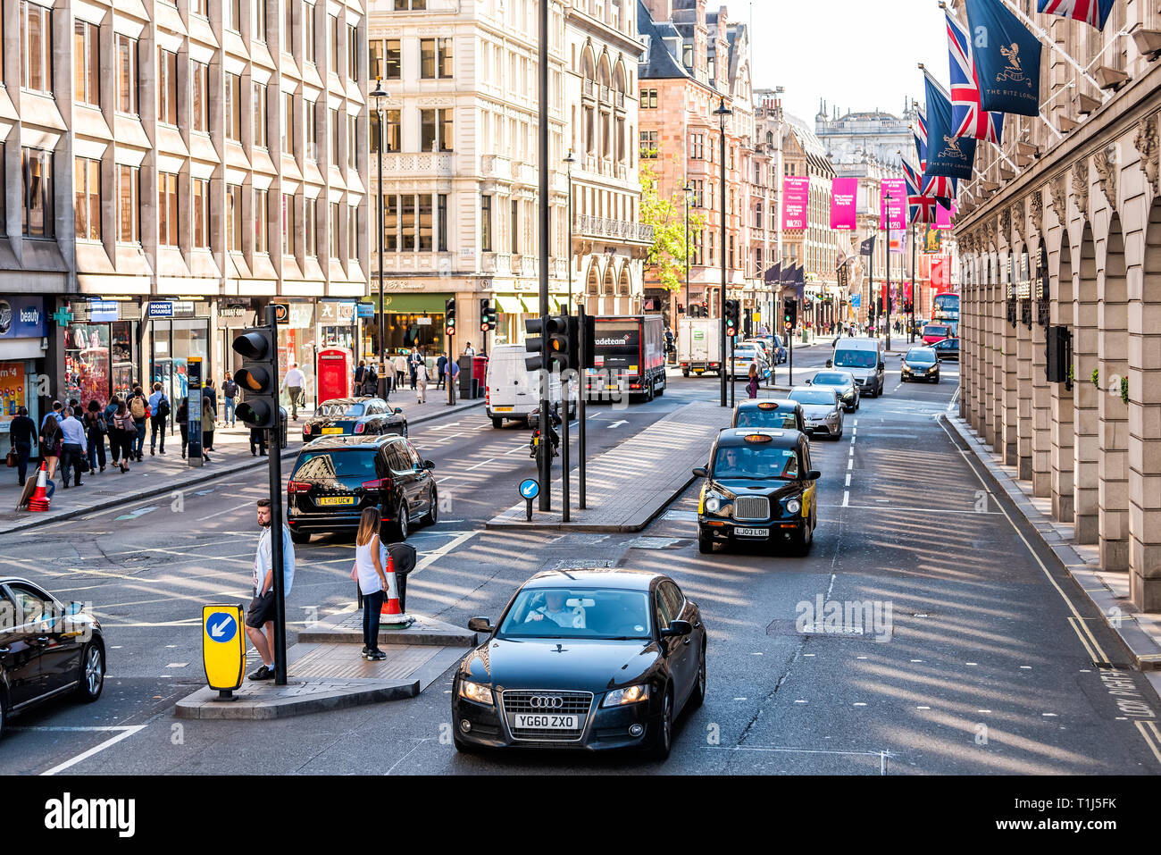 London, Regno Unito - 22 Giugno 2018: angolo alto vista di Piccadilly Circus Regent street con auto taxi nero su strada il traffico su strada con striscioni hangin Foto Stock