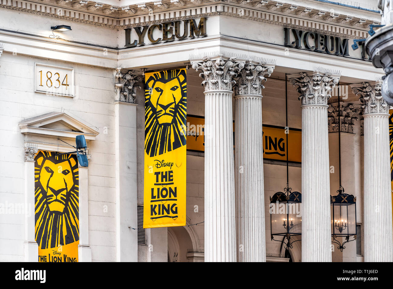 London, Regno Unito - 12 Settembre 2018: strada con il segno del filamento in Covent Garden per Disney Re Leone Lyceum Theatre Foto Stock