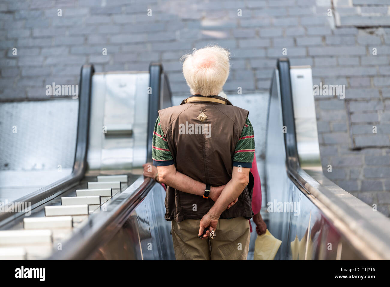 Perugia, Italia - 29 agosto 2018: Molte fila di scooter Motociclo Ciclomotore parcheggiato in una strada di città parcheggio con nessuno durante il giorno di estate Foto Stock