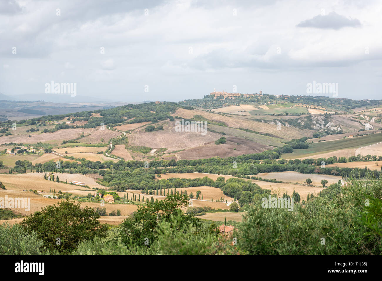 Pienza la città di distanza e in Italia la Val d'Orcia campagna in Toscana con la collina del piccolo villaggio storico elevato angolo Foto Stock