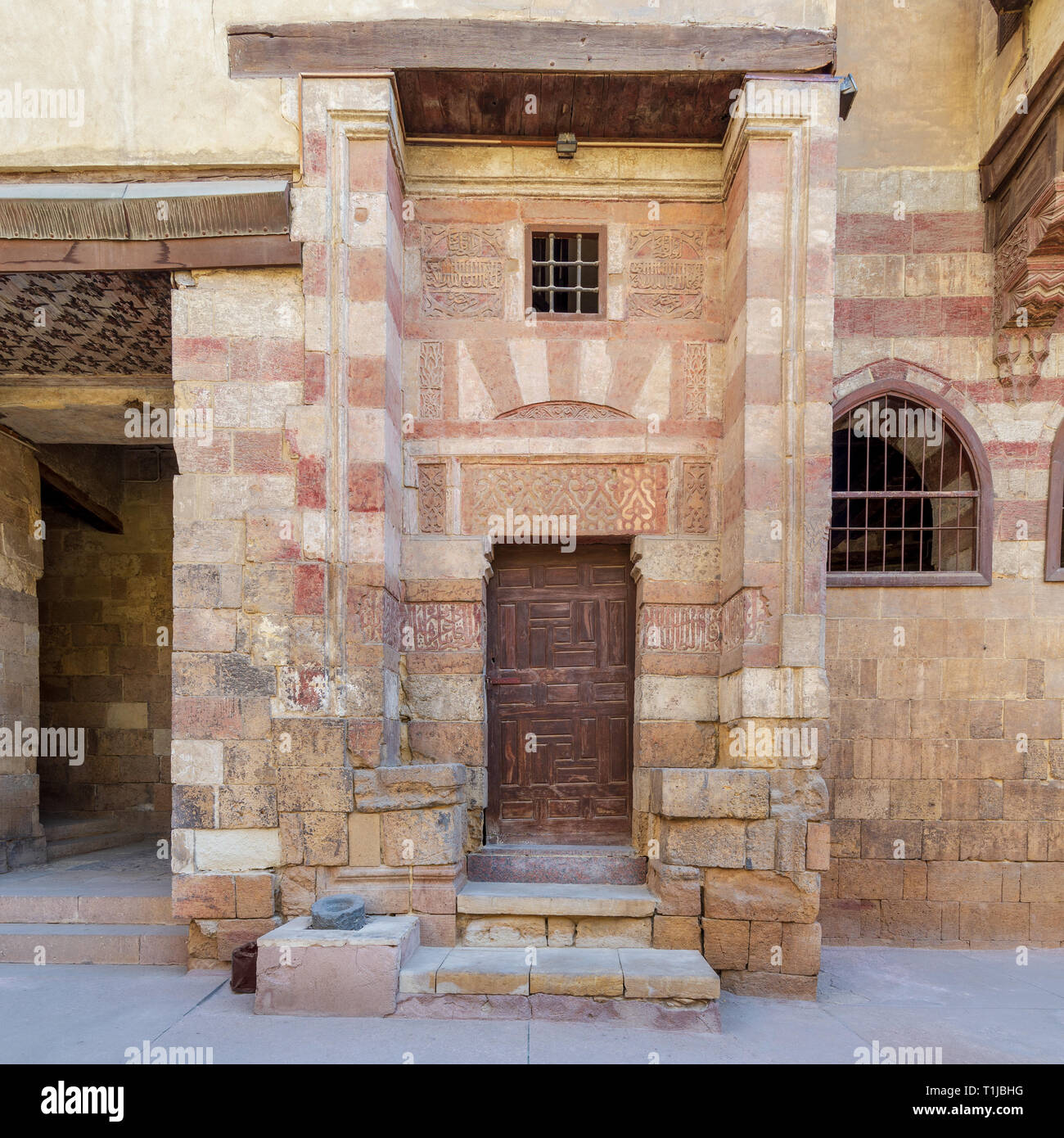 Vecchio in legno decorate grunge porta a cortile di El Razzaz Mamluk epoca storica casa, situata a Darb Al-Ahmar distretto, vecchio Cairo, Egyp Foto Stock