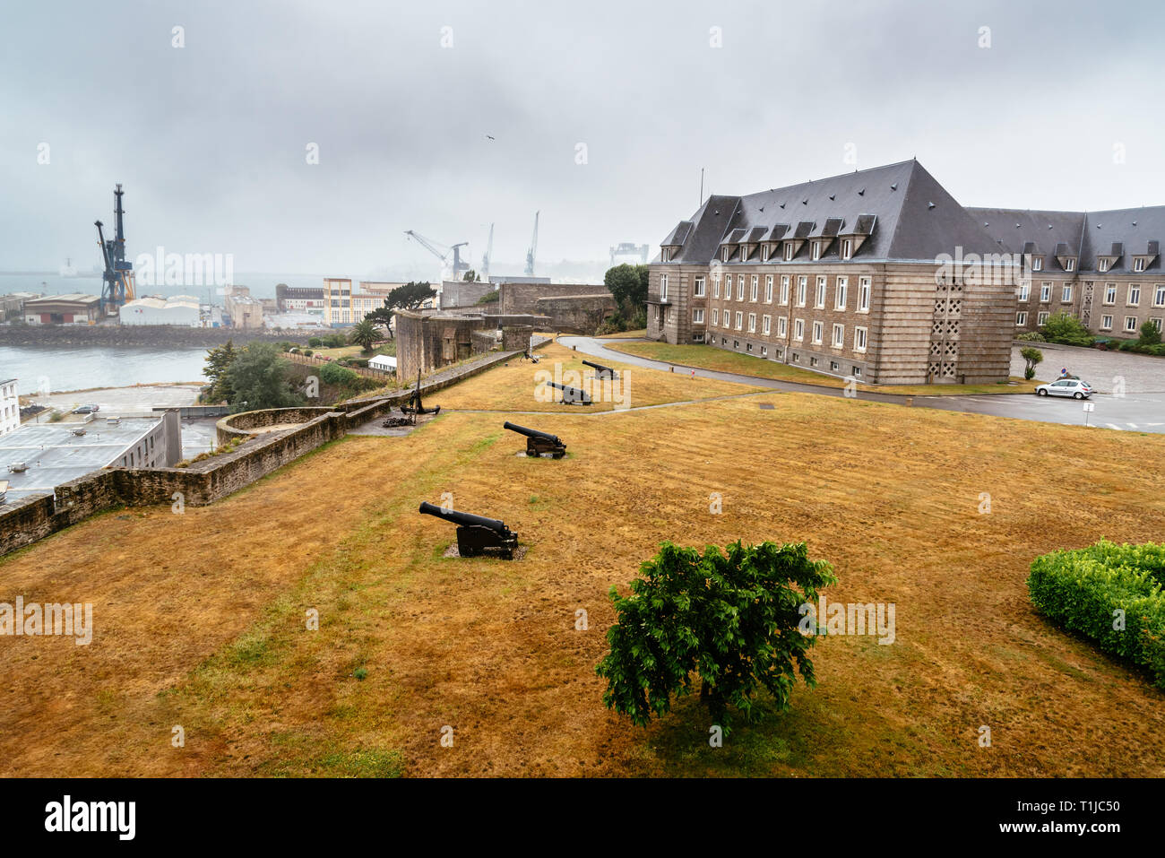 Brest, Francia - 29 Luglio 2018: Castello o Chateau di Brest. Si tratta di una fortezza medievale del porto di Brest oggi il Museo Marittimo Foto Stock