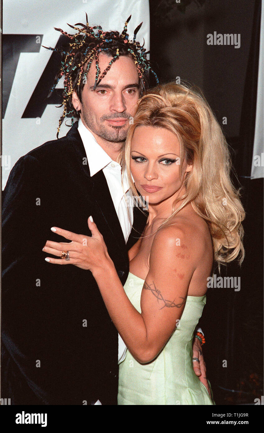 LOS ANGELES, CA - 18 Settembre 1999: actress Pamela Anderson Lee & ex marito Tommy Lee a PETA del partito del secolo in Los Angeles. © Paul Smith / Featureflash Foto Stock
