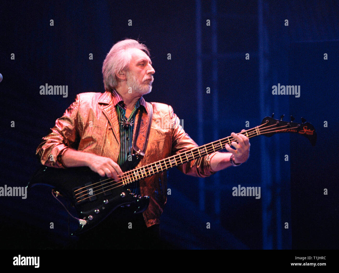 LAS VEGAS NV. Ottobre 29, 1999: : supergruppo Rock i chi è John Entwhistle sul palco a MGM Grand, Las Vegas, per loro reunion concerto organizzato dalla nuova società internet Pixelon.com come parte della loro "iBash99'. © Paul Smith / Featureflash Foto Stock