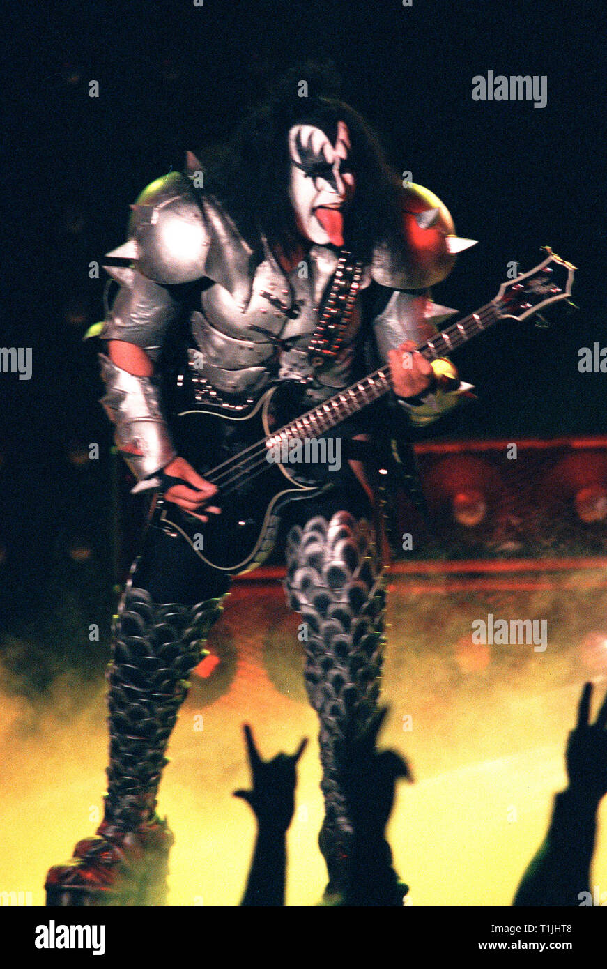 LAS VEGAS NV. Ottobre 29, 1999: : Gene Simmons del supergruppo rock KISS sul palco a MGM Grand, Las Vegas, per il loro concerto organizzato dalla nuova società internet Pixelon.com come parte della loro "iBash99'. © Paul Smith / Featureflash Foto Stock