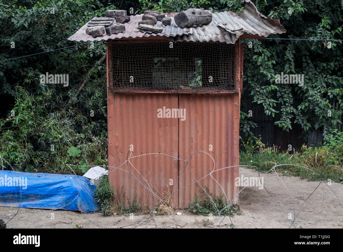 La questione del Kashmir, India. Checkpoint al di fuori della città vecchia a Srinagar Foto Stock