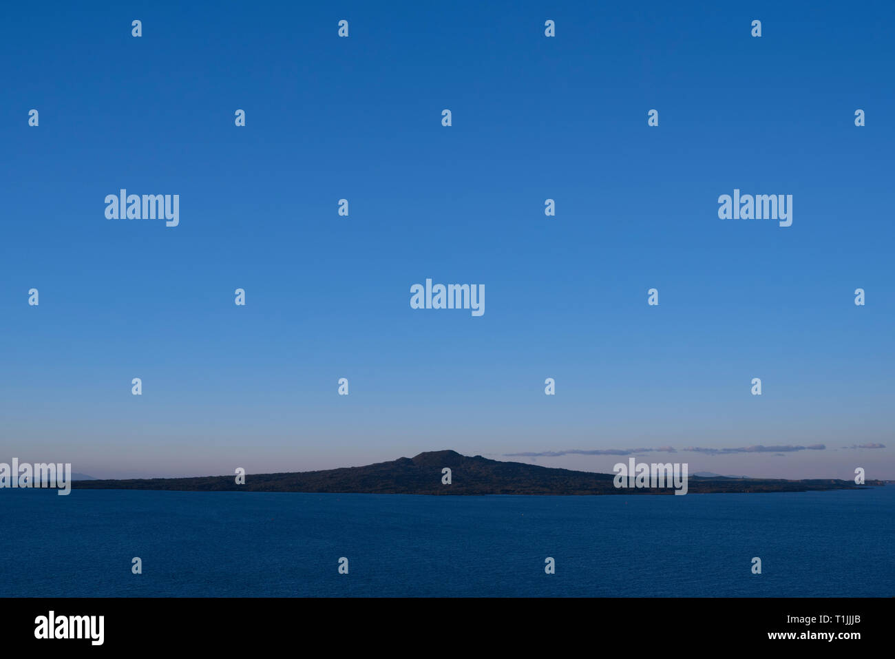 Auckland, Nuova Zelanda. Vista di Rangitoto isola dalla testa del Nord Foto Stock