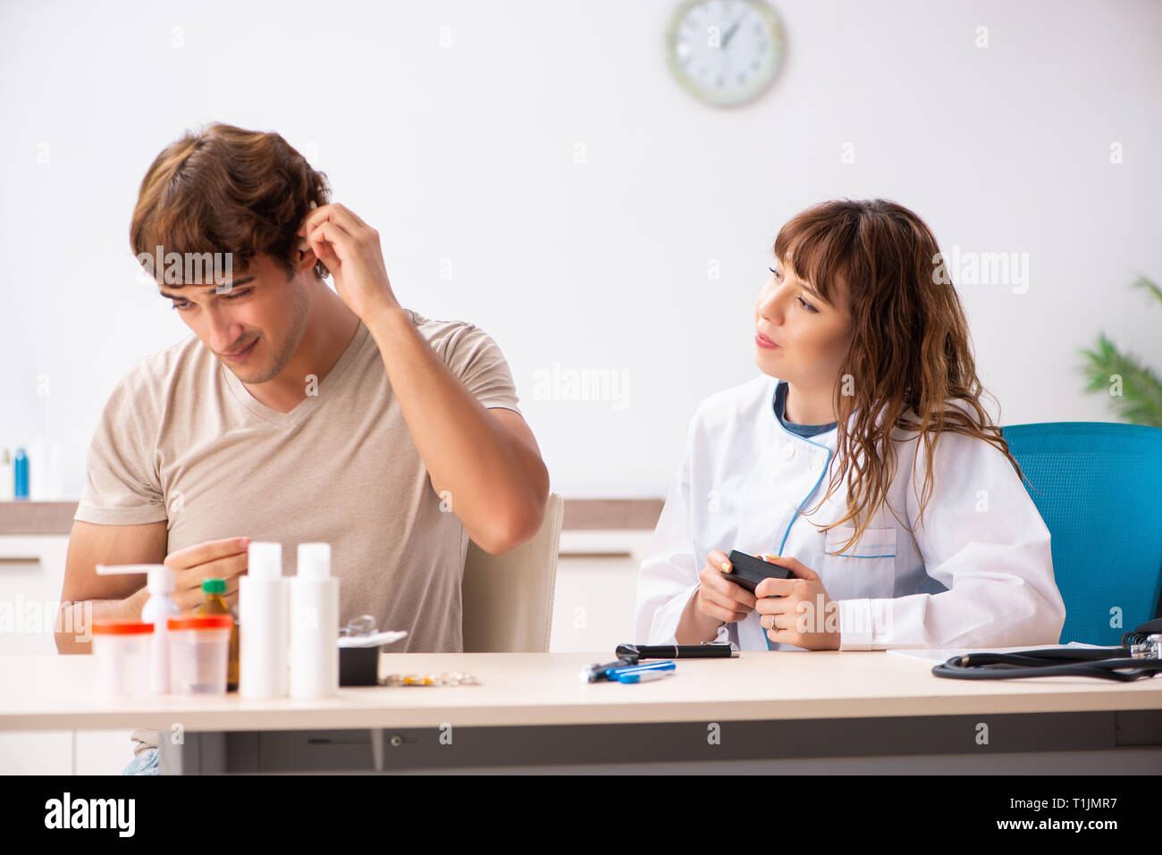 Paziente con problema di udito visita medico otorhinolaryngologist Foto Stock